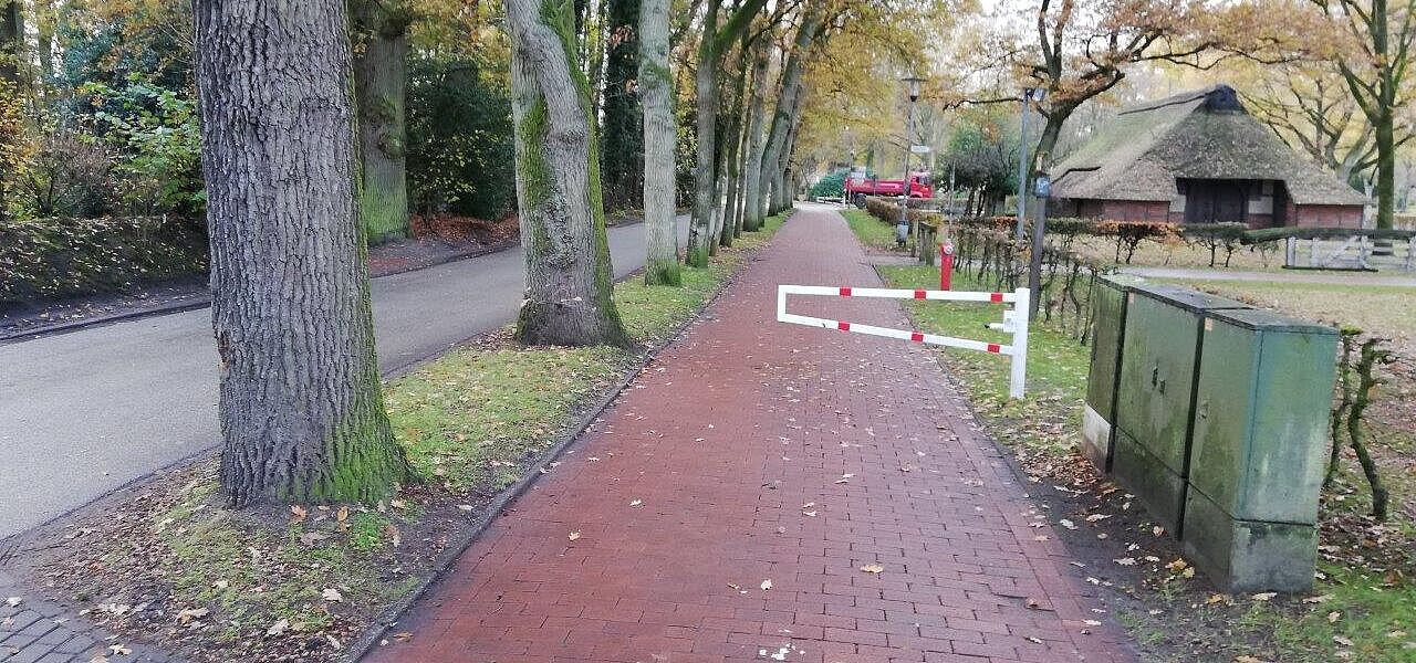 Sperrung durch eine Halbschranke in Bad Zwischenahn "Unter den Eichen"