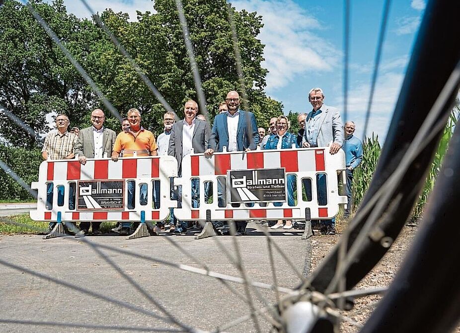 Feierlich: Gute Laune herrschte vor 2 Monaten, als der neue Radweg seiner Bestimmung übergeben wurde.  Feierlich: Gute Laune herrschte vor 2 Monaten, als der neue Radweg seiner Bestimmung übergeben wurde.