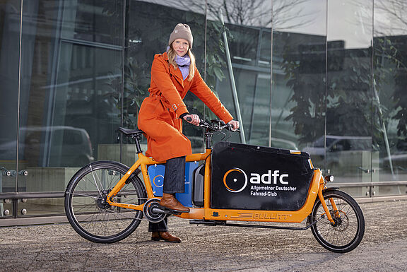 Foto mit Lastenrad von Caroline Lodemann, politische Bundesgeschäftsführerin des ADFC