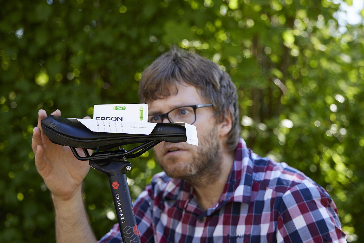 Mit einer Wasserwaage lässt sich die Sattelneigung kontrollieren.